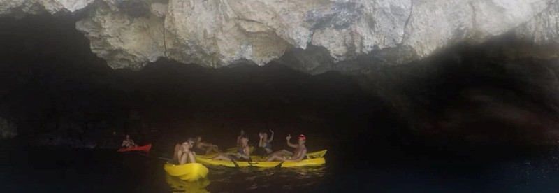 Kayaks en cuevas maro